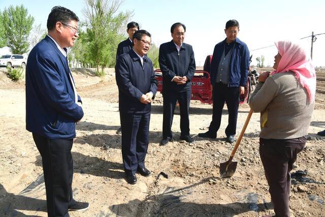 任振鹤在武威市民勤县调研