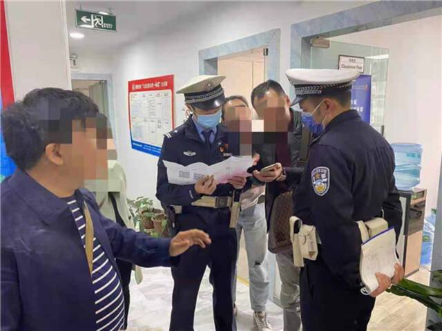 民警听双方讲述事情经过。沙坪坝区警方供图