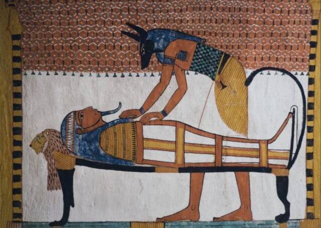 埃及古墓壁画上描绘的死神阿努比斯（美国《新闻周刊》网站）