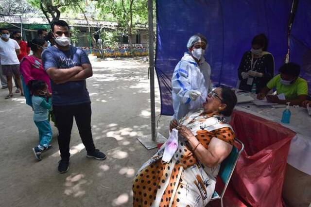 印度民众接受新冠病毒检测