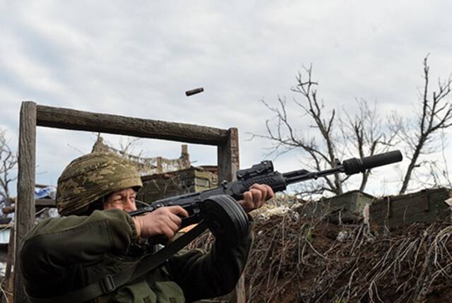 顿巴斯地区的乌克兰政府军士兵（资料图），图自：澎湃影像