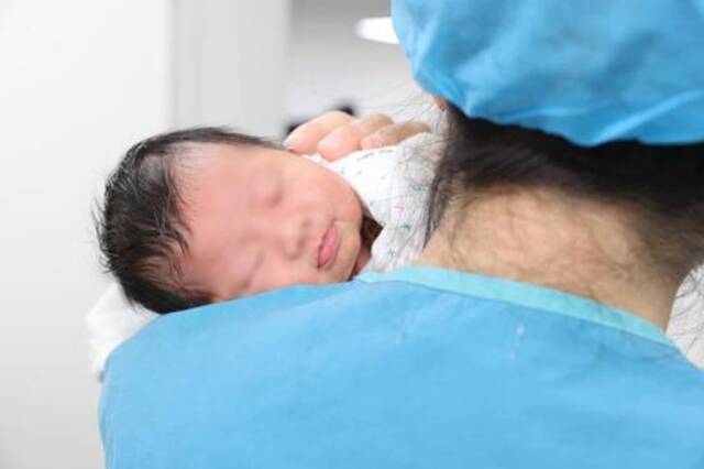 青岛女婴出生五天被弃：警方介入，体检正常将转交儿童福利院