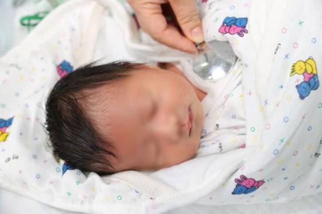 青岛女婴出生五天被弃：警方介入，体检正常将转交儿童福利院