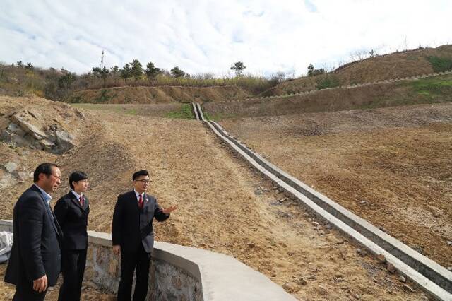 检察官实地核查废旧矿区治理工程进展情况