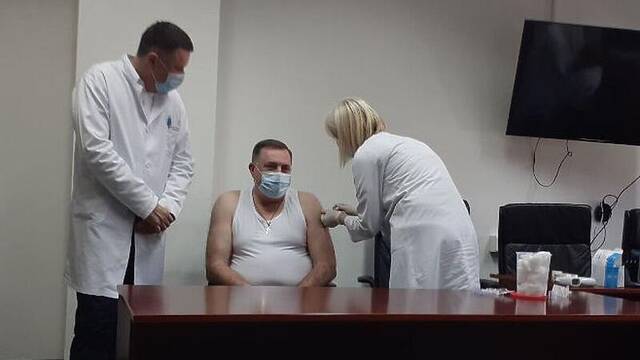 波黑主席团轮值主席多迪克接种俄罗斯新冠疫苗