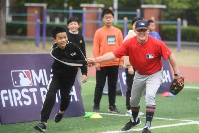 让更多孩子喜欢上它！MLB First Pitch棒球公益课扬州“开球”