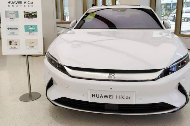 2020年12月，搭载HUAWEI HiCar系统比亚迪“汉”汽车亮相旗舰店。|图源：视觉中国
