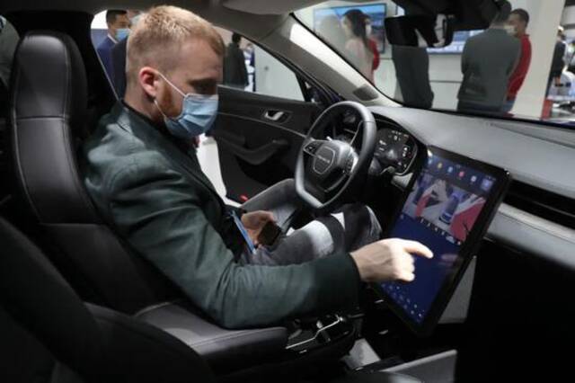 4月19日开幕的2021上海车展上，华为也展出了其智能汽车解决方案的多项技术。图中为鸿蒙OS车机操作系统能提供车辆“一芯多屏”的解决方案。|图源：视觉中国