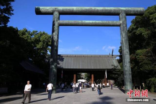 日本前首相安倍参拜靖国神社 首相菅义伟献供品