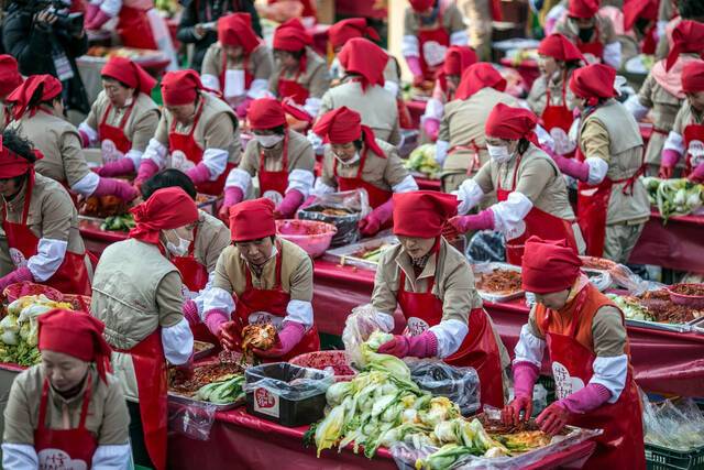 2014年，2300名韩国泡菜员工前往首尔市政厅腌制泡菜资料图丨纽约时报