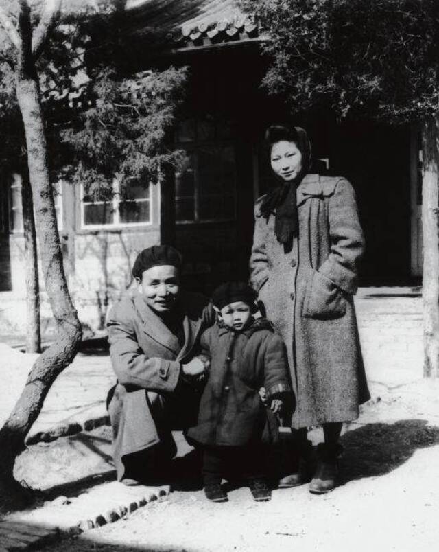 1947年初春，李可染邹佩珠夫妇与儿子李小可在北平