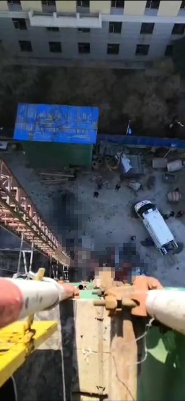 4月20日，黑龙江哈尔滨南岗区一处建筑工地发生人员坠落事件。视频截图