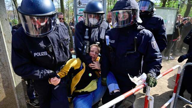 △警方逮捕示威者（图片来源：法新社）