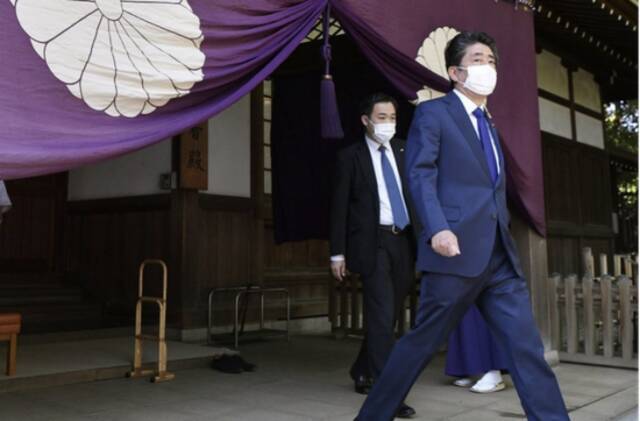  4月21日，安倍晋三又一次参拜靖国神社