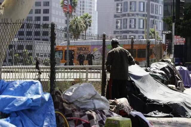美国洛杉矶无家可归者日渐增多 联邦法官下达最后通牒