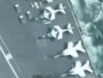 伊朗无人机拍下波斯湾美航母近距离画面 含战机及军事设备细节