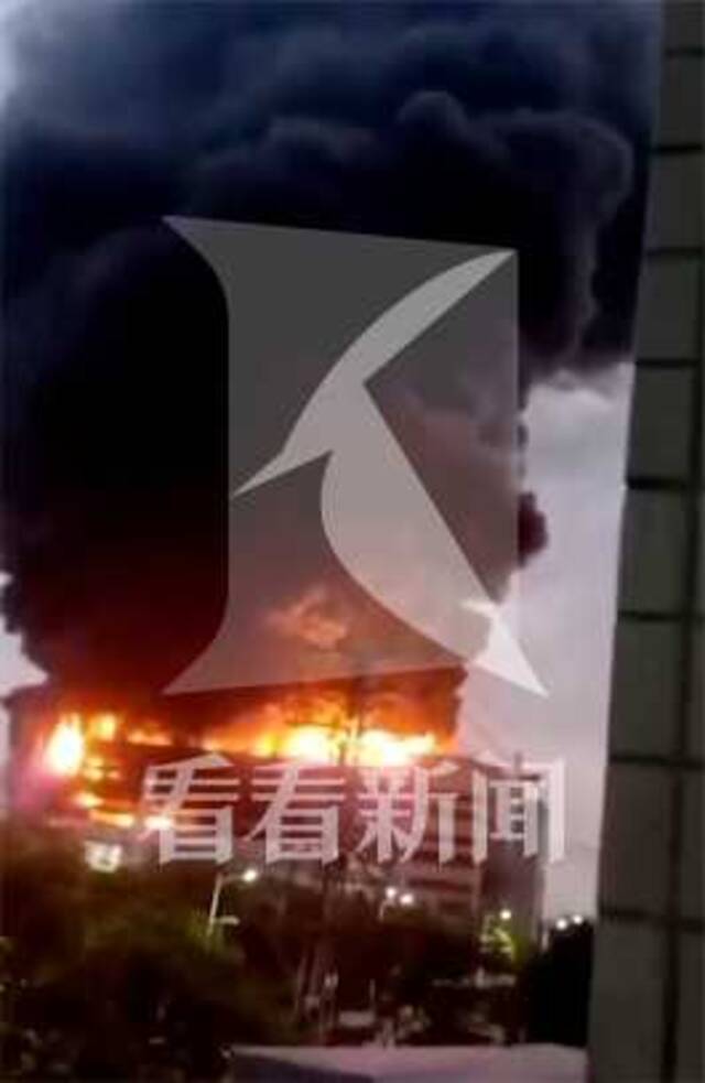 记者直击上海金山一厂房失火：现场还有明火