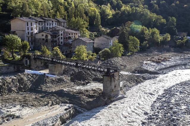 ↑这是2020年10月12日拍摄的法国南部圣马丹韦叙比遭受暴雨洪水破坏的景象。法国和意大利交界地区遭遇暴雨及洪水袭击，造成多处房屋、桥梁和公路被毁。新华社发（法布里斯·桑佩尔摄）