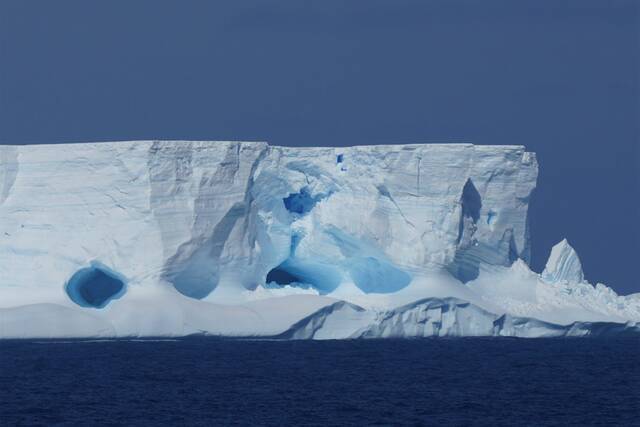↑这是2020年2月1日在南极大陆边缘威德尔海拍摄的海上冰山。新华社记者刘诗平摄