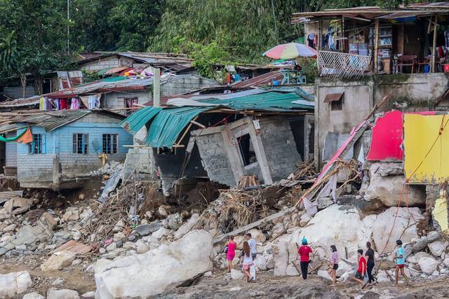 ↑2020年11月16日，菲律宾黎刹省的民房遭到台风“环高”严重破坏，损失惨重。台风“环高”在菲律宾全国造成至少73人死亡。新华社发（乌马利摄）