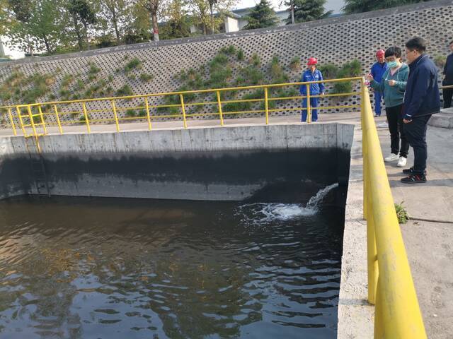 图5督察组在现场发现仍有大量污水源源不断汇入雨水池