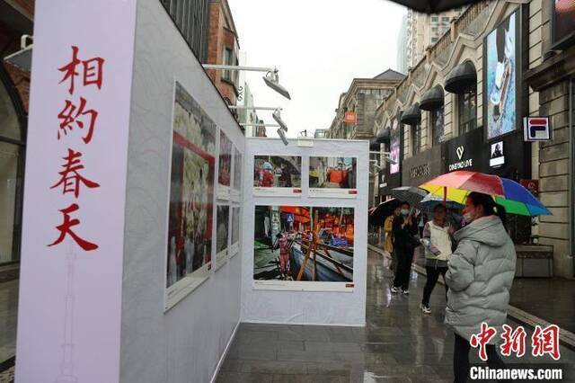 4月7日，“相约春天”抗疫图片展在武汉楚河汉街展出吸引市民参观张畅摄