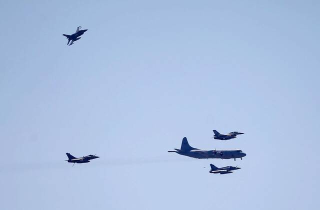希腊举行多国联合军演 战机编队飞越雅典卫城