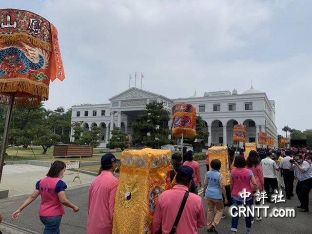 旱情持续！4尊神明进高雄议会，正副议长迎接祈雨