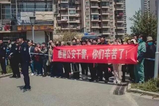 孕妇徒手攀爬16层高楼，连偷十余户！只因她有一个爱好…