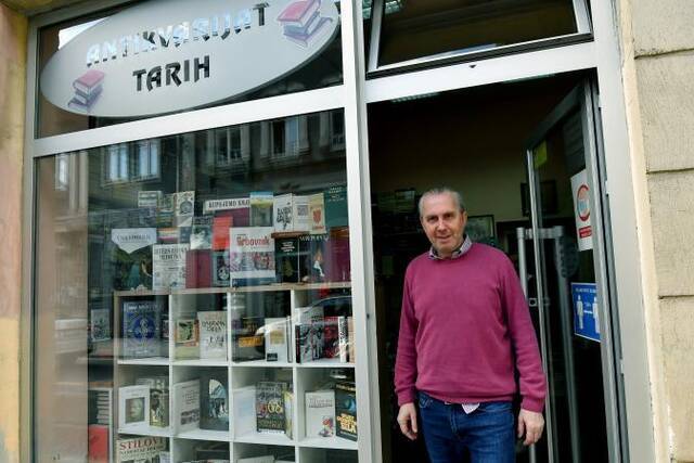 在波黑首都萨拉热窝，埃尔达尔·凯尔肯站在“历史”书店门口。新华社发（内迪姆·格拉博维察摄）