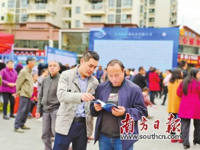 东莞工作人员在向铜仁市的务工者介绍情况。东莞市人社局供图