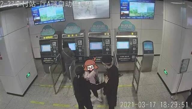 冒用老年卡乘地铁被抓个正着 青岛一年轻女子殴打执法队员