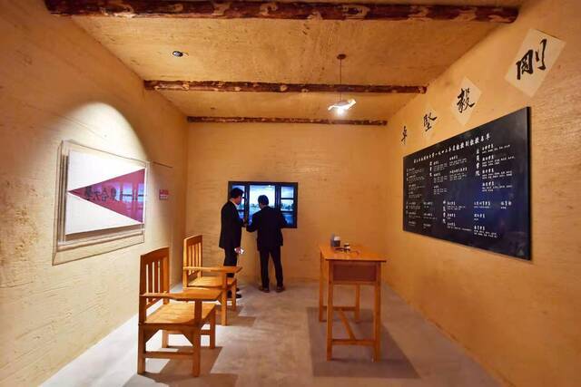 清华校史馆内还原的西南联大教室场景。新京报记者李木易摄