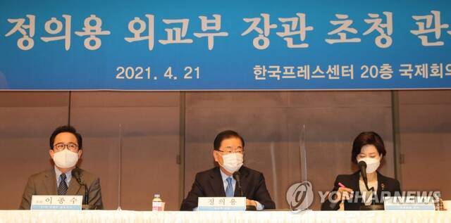 郑义溶（中）21日在宽勋俱乐部（韩国记者俱乐部）讨论会上发言图自韩联社