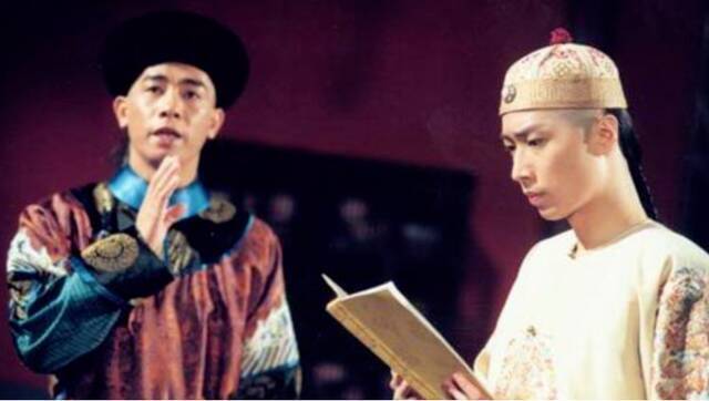 马浚伟曾在1998年版《鹿鼎记》中饰演康熙（右）