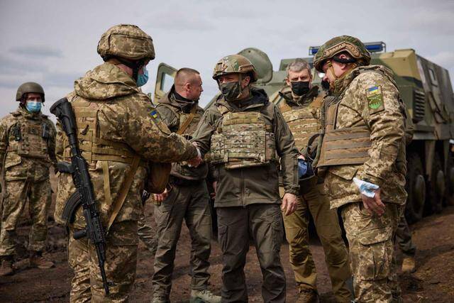 4月8日，乌克兰总统泽连斯基（中）在顿巴斯地区乌政府军阵地视察。（新华社发，乌克兰总统办公室供图）