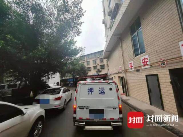 运钞枪支走火击中同事 四川南充一押运保安中枪身亡