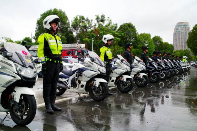 “你爸爸是变态！”办案民警在网上被黑势力造谣辱骂，掉光头发