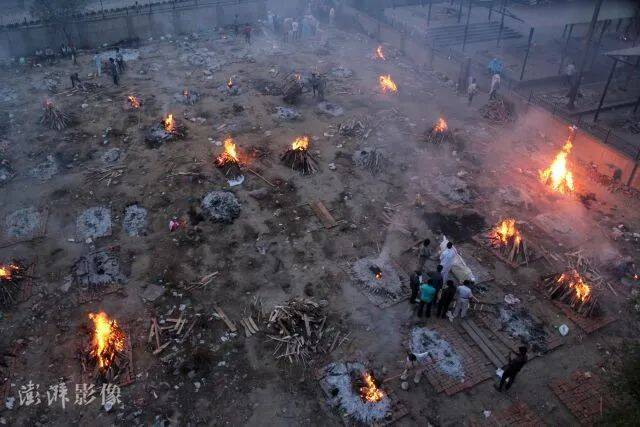 当地时间4月22日，印度新德里，焚烧新冠死亡者的火葬场。图自澎湃影像