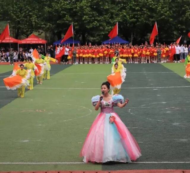 高校运动会上这一幕，让13000名学生沸腾了！