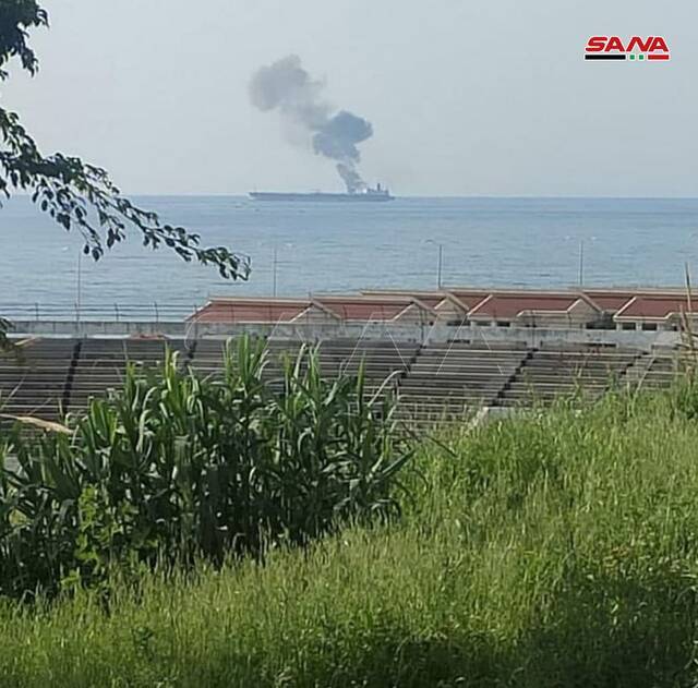 △遇袭起火的运油船（图片来自于叙利亚国家通讯社）
