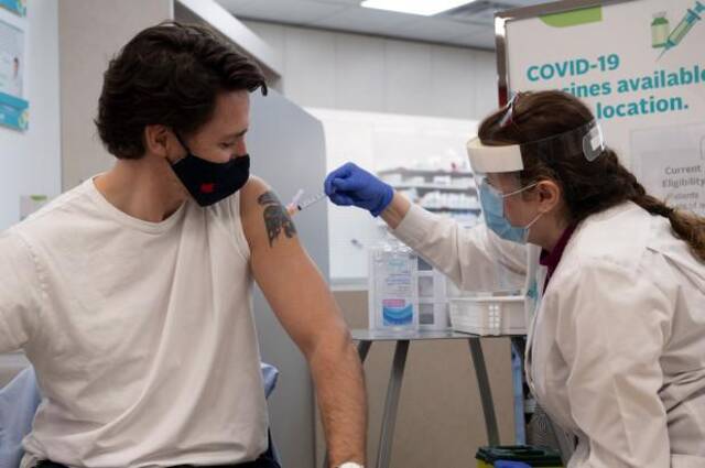 特鲁多接种新冠疫苗（图源：外媒）