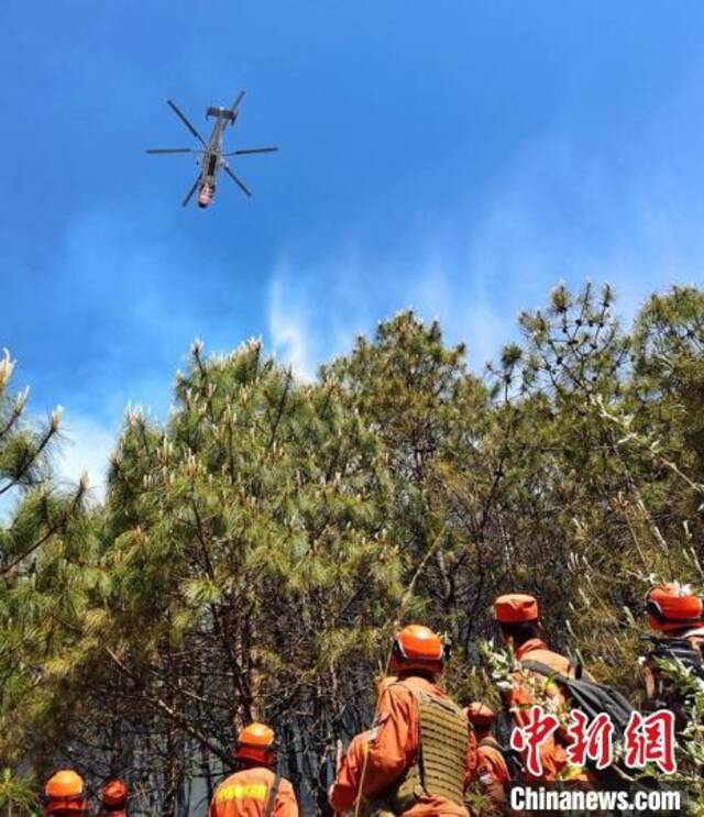 直升机正在提水灭火。吉狄摄