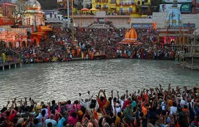 聚在恒河边参加“大壶节”的印度民众（图源：印媒）