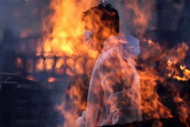印度孟买火葬场员工。/IC Photo