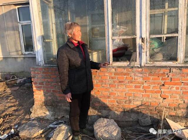 ▲4月25日，临湖村十组的村民在讲述老虎是如何拍碎自家窗户的。新京报记者韩沁珂摄