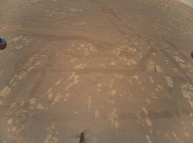 火星探测车“毅力号”微型直升机“机智号”捕捉到第一张彩色空拍照片