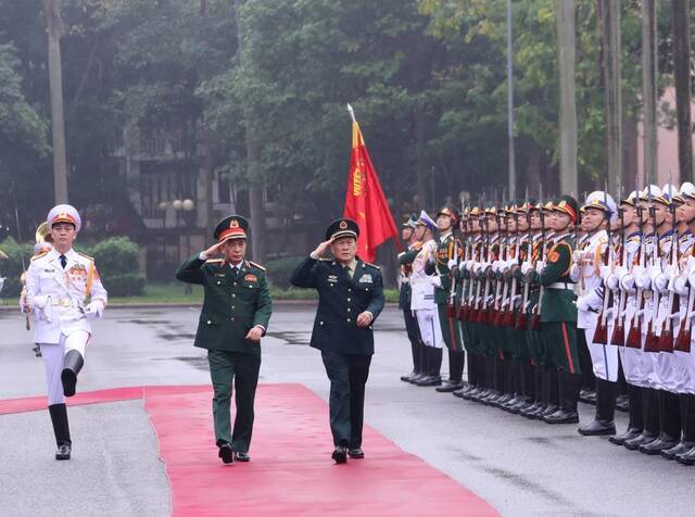 4月25日，中国国务委员兼国防部长魏凤和与越南国防部长潘文江举行会谈。会谈前，潘文江为魏凤和举行欢迎仪式并陪同检阅越三军仪仗队。李晓伟摄