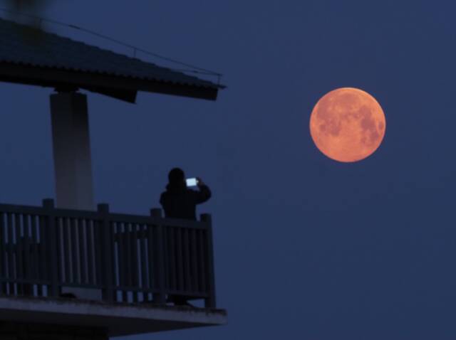 北京市天文爱好者王俊峰2020年4月8日在北京拍摄的“超级月亮”照片。（王俊峰供图）