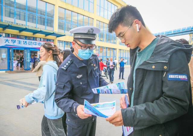 上海非机动车新规五一将至，松江警方在大学城发传单劝导提醒